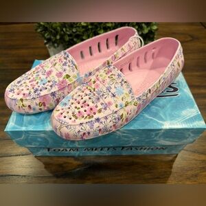 Floafers Pink Floral Slip-On Loafers Womens Size 8
Water Shoes NWT